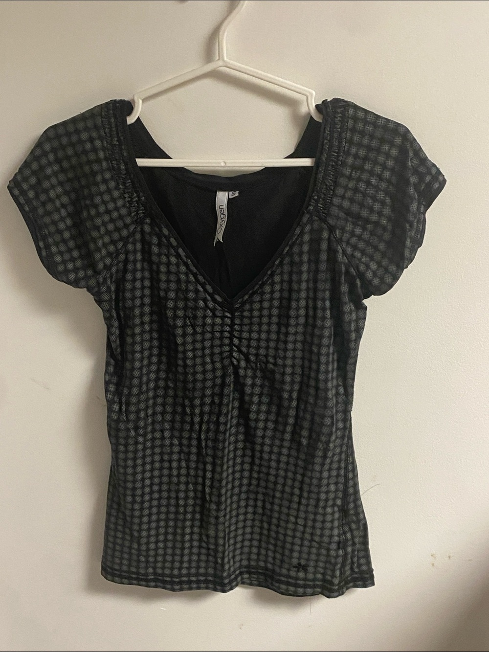 Oxygen y2k Short-Sleeve V-Neck bisoubisou-Print Tee in Black and Gray